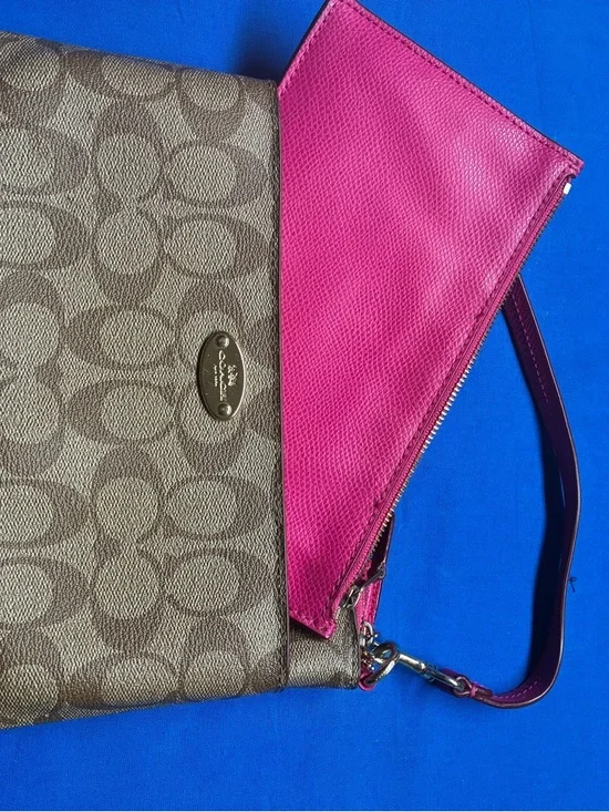 Coach
Wristlet - Picture 5 of 7